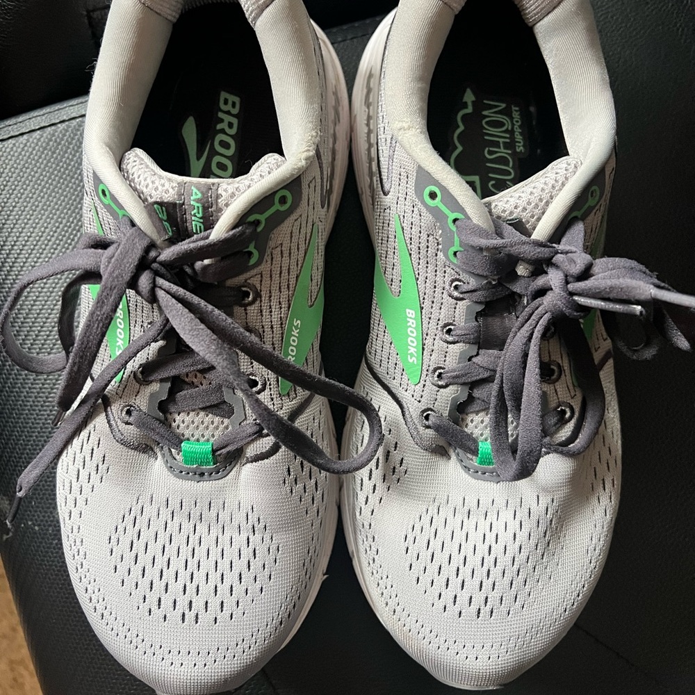 Brooks Women's Ariel 20 Running Shoes
Color: Grey/Black Size 8 Extra Wide